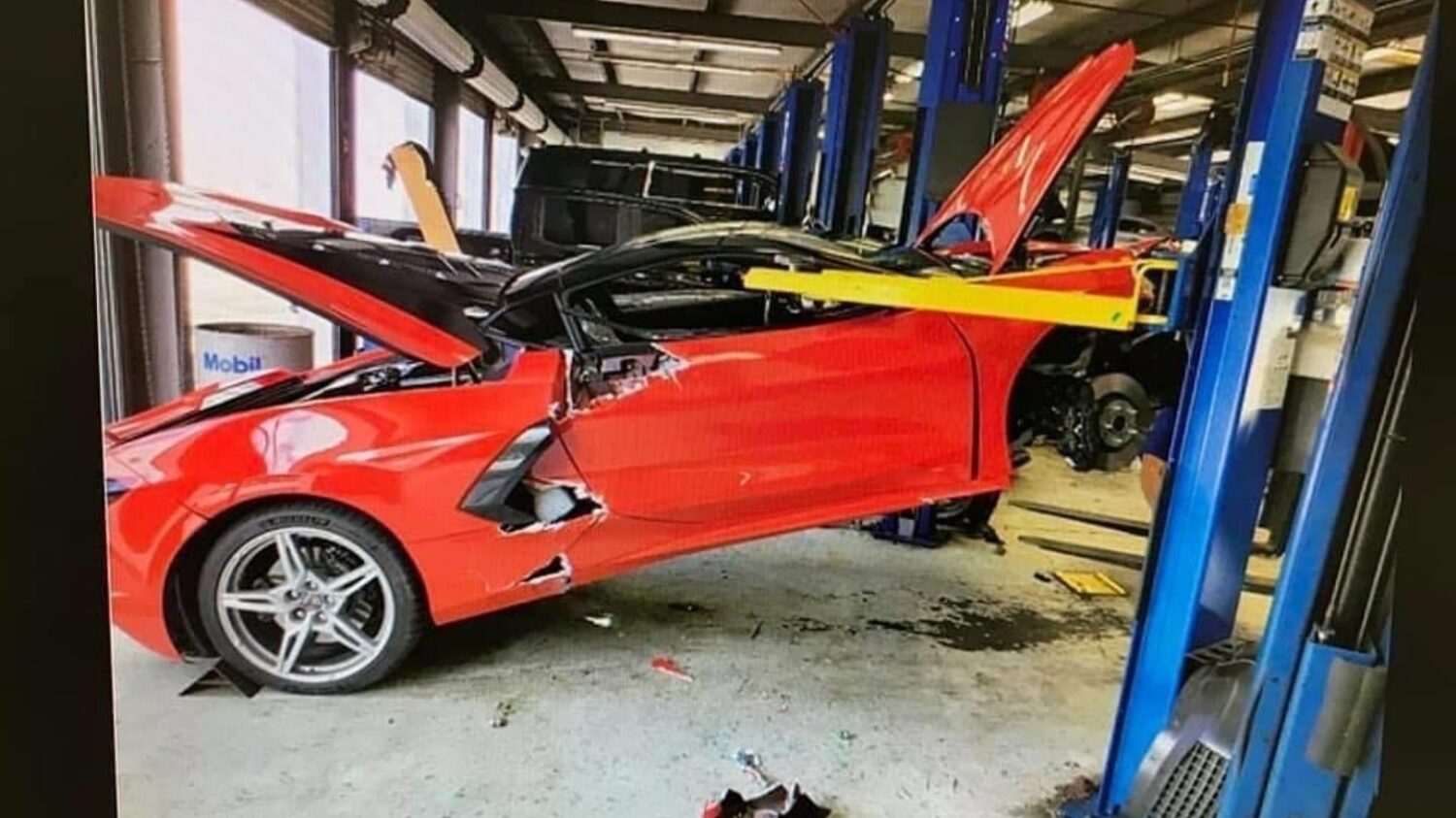 [ACCIDENT] 2020 Corvette falls off lift - Chevy Dude